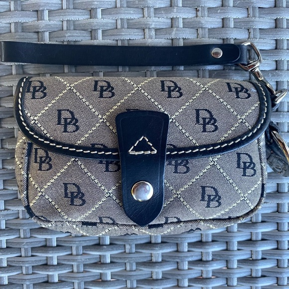 Dooney & Bourke Handbags - Dooney & Bourke tan and black wristlet with hangtag Y2K